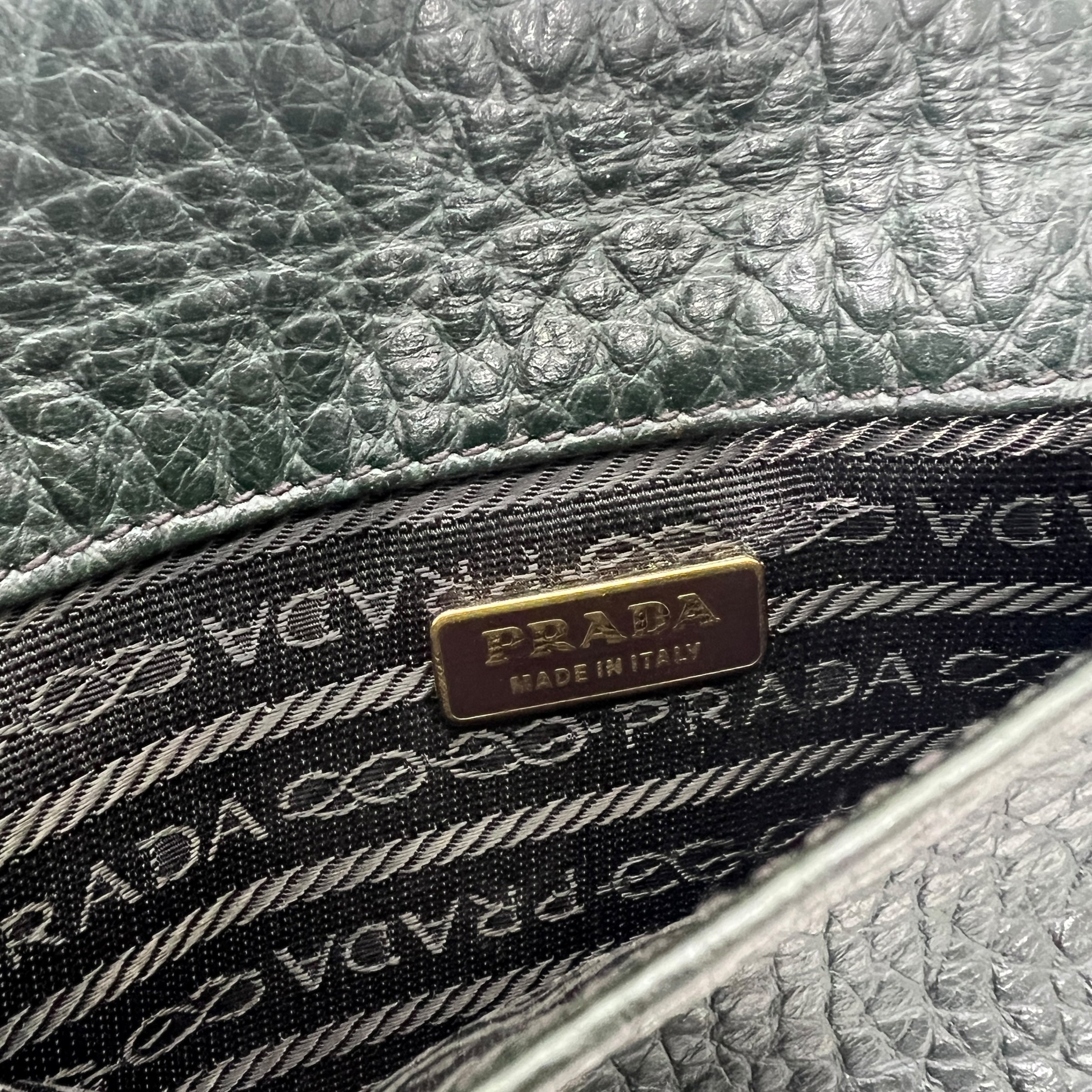 Pochette Prada in saffiano Verde