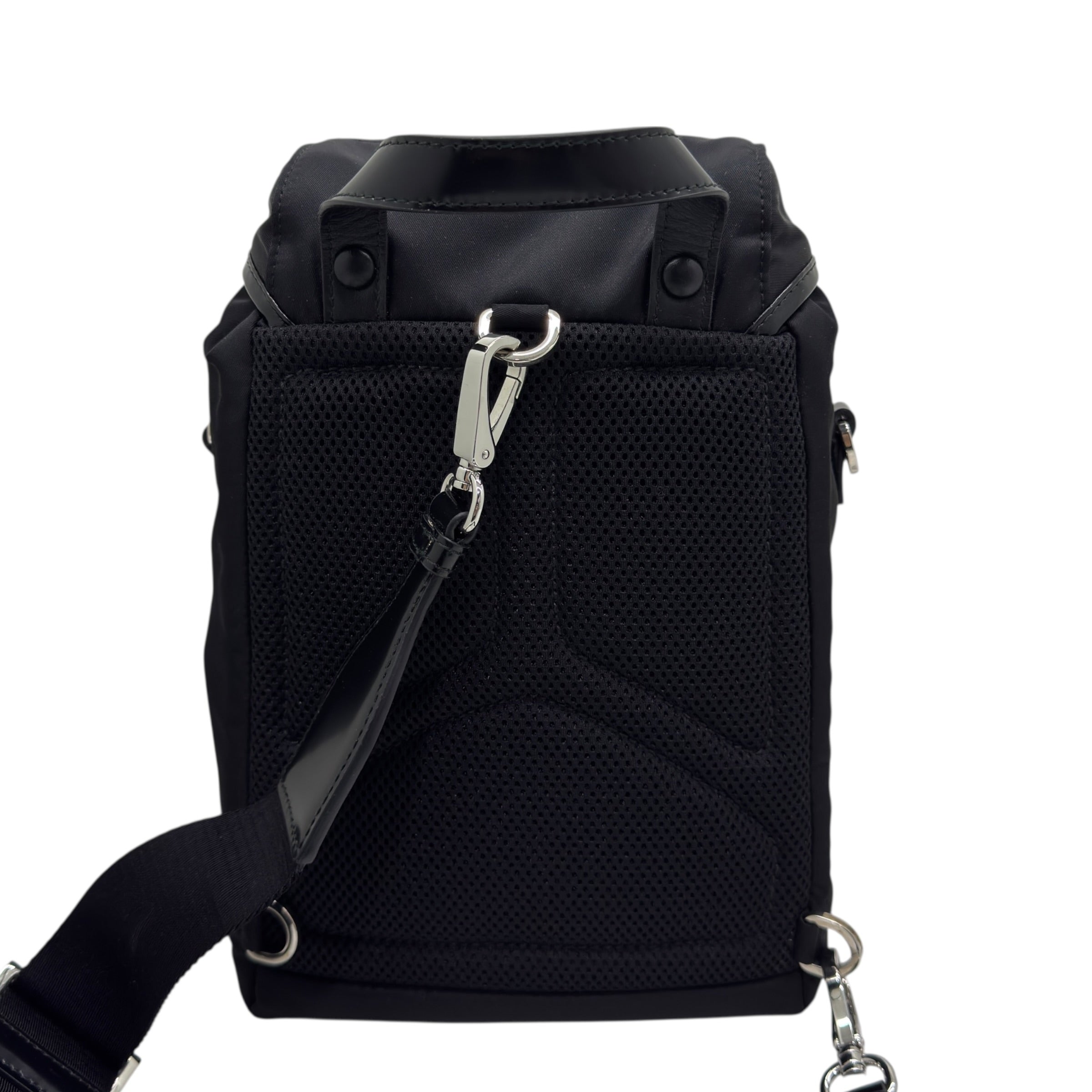 Zaino monospalla in Re-Nylon e pelle spazzolata