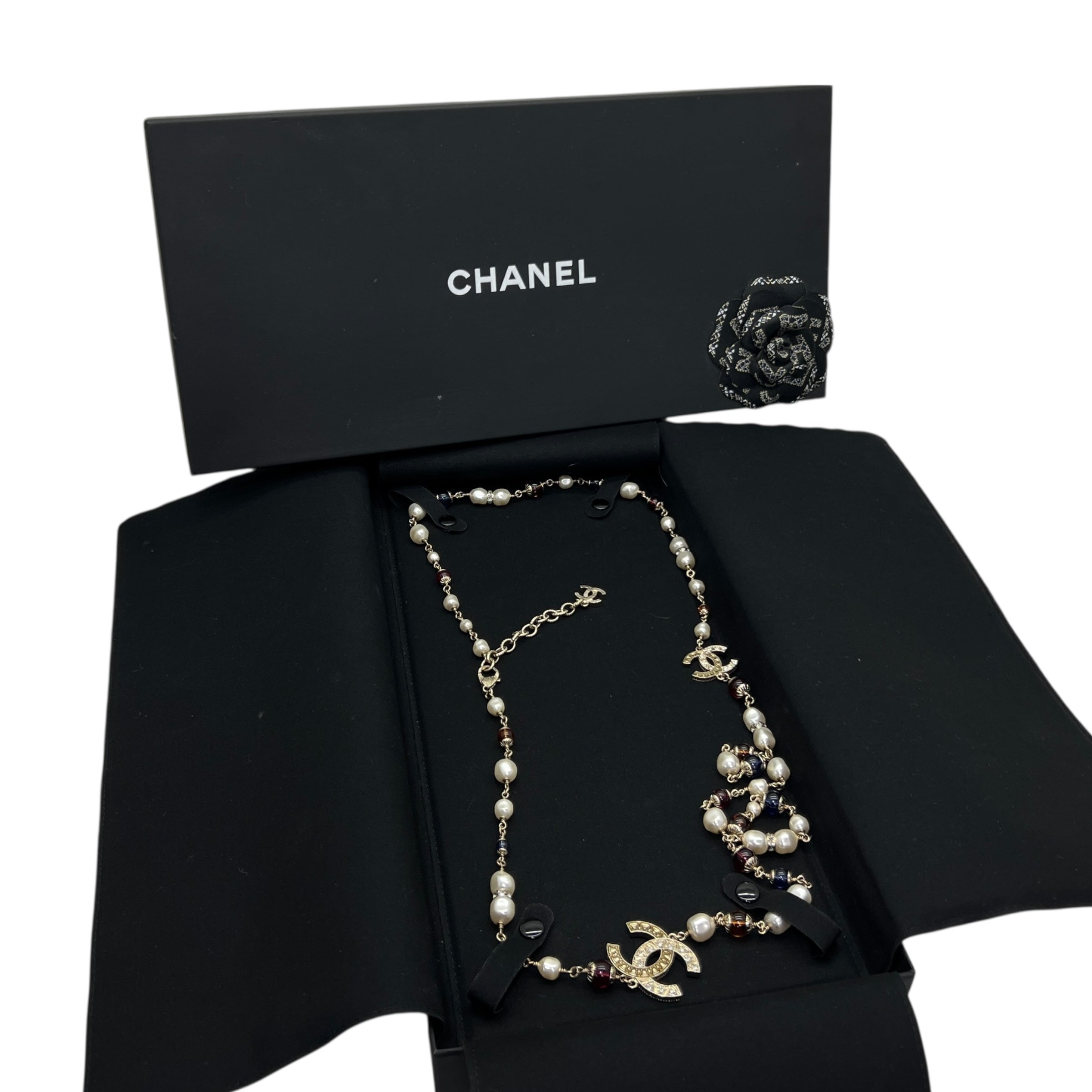 Collana lunga con perle