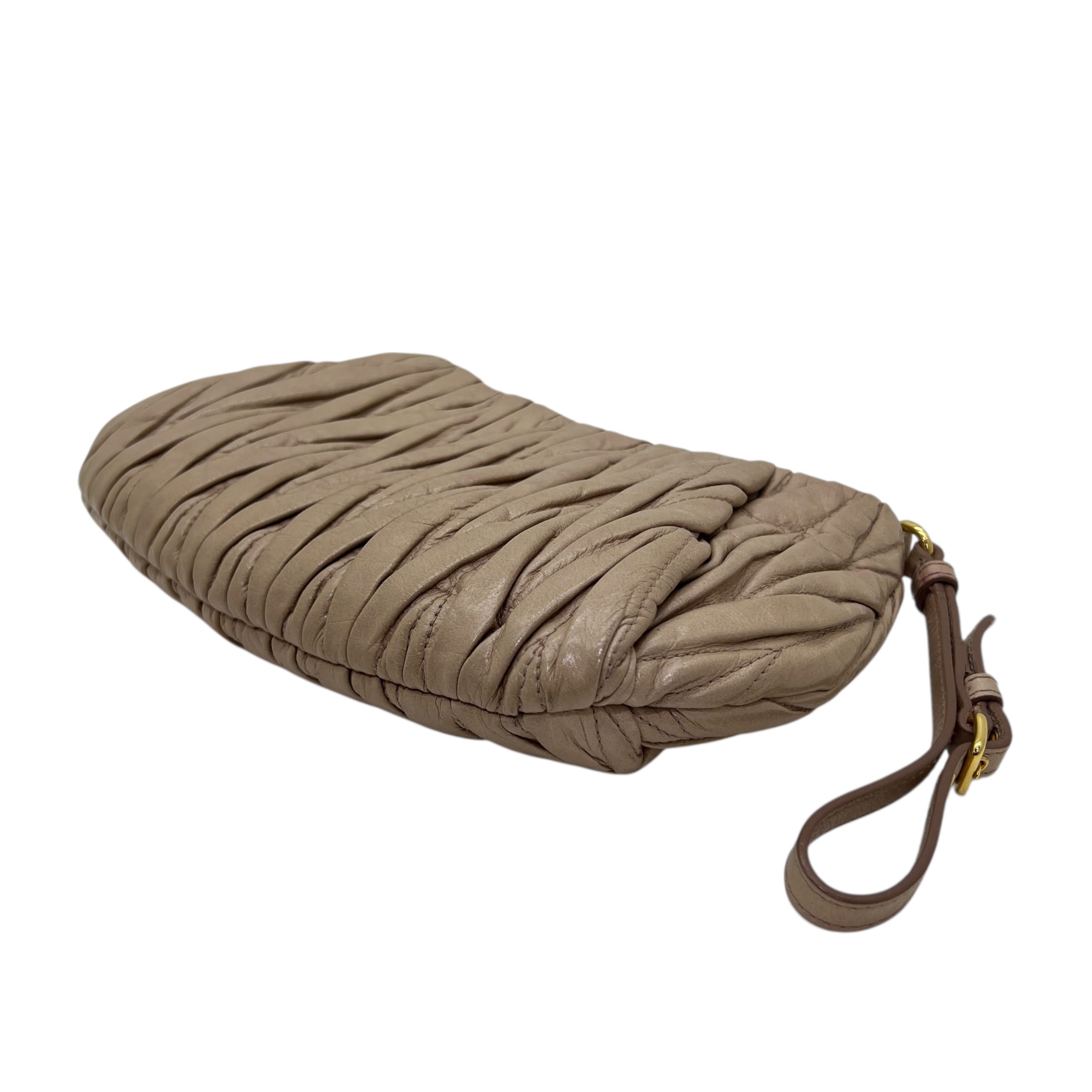 Pochette in pelle goffrata