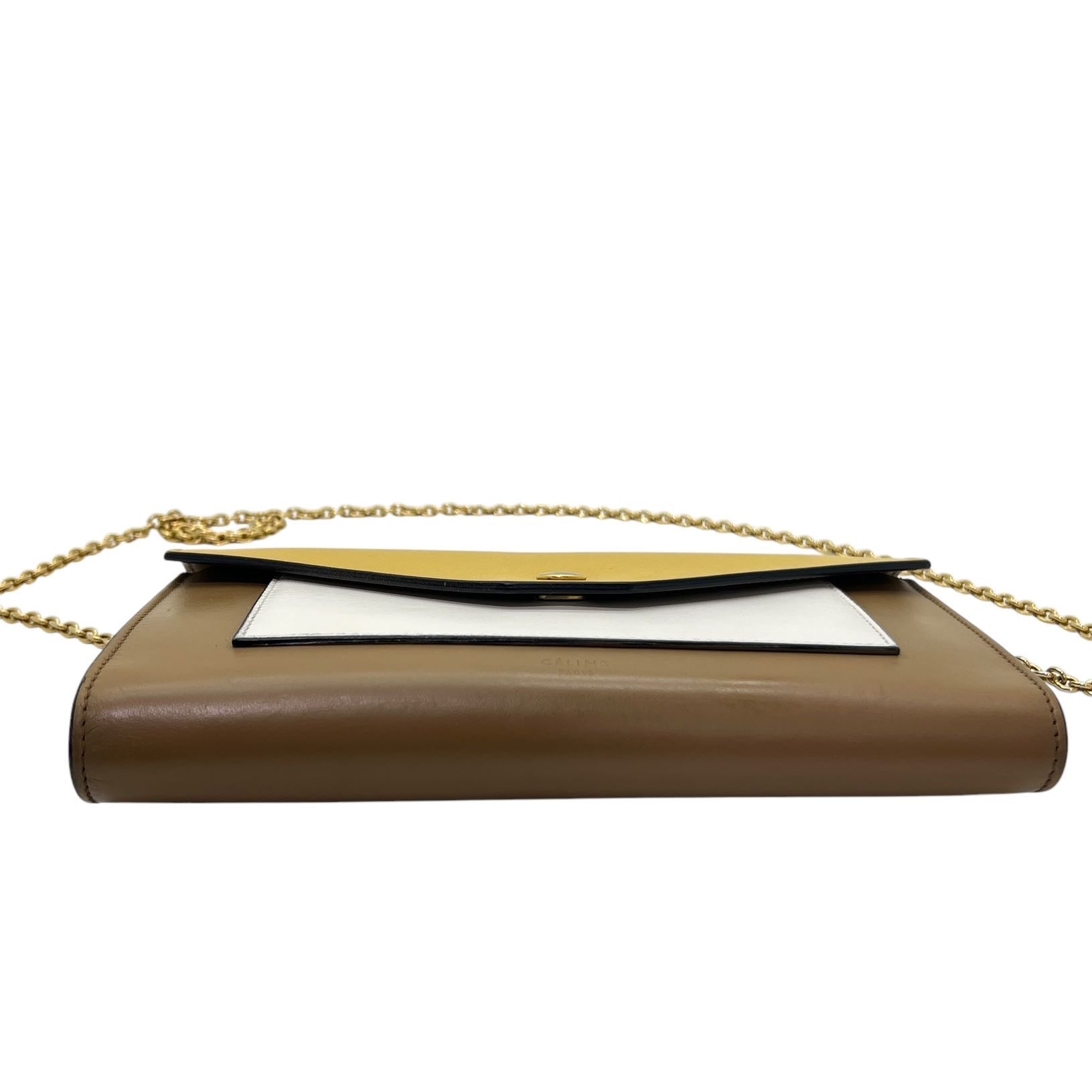 Portafoglio con catena in pelle