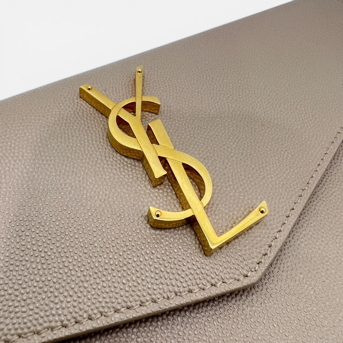 Pochette Uptown in pelle grain de poudre