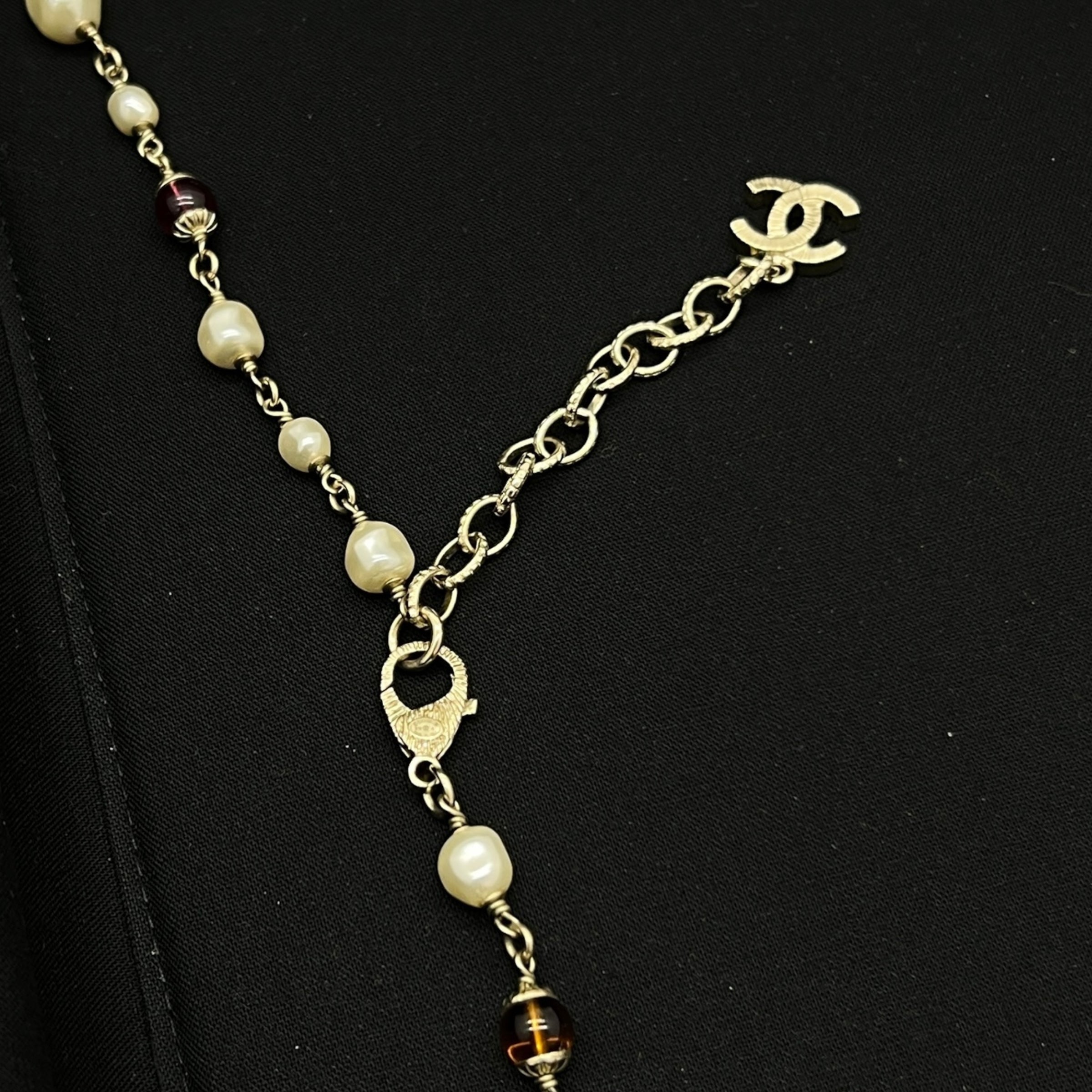 Collana lunga con perle