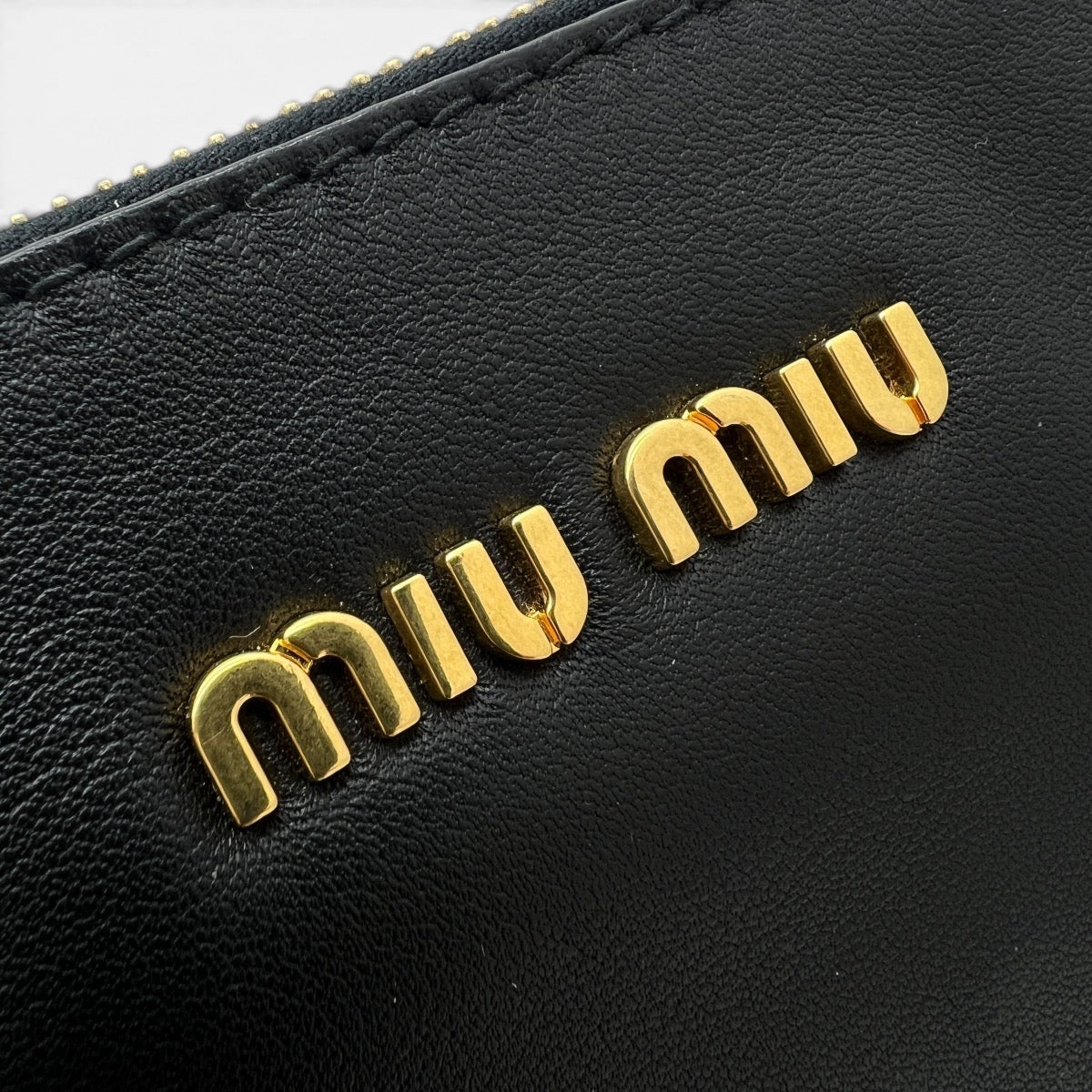 Pochette in pelle con borchie