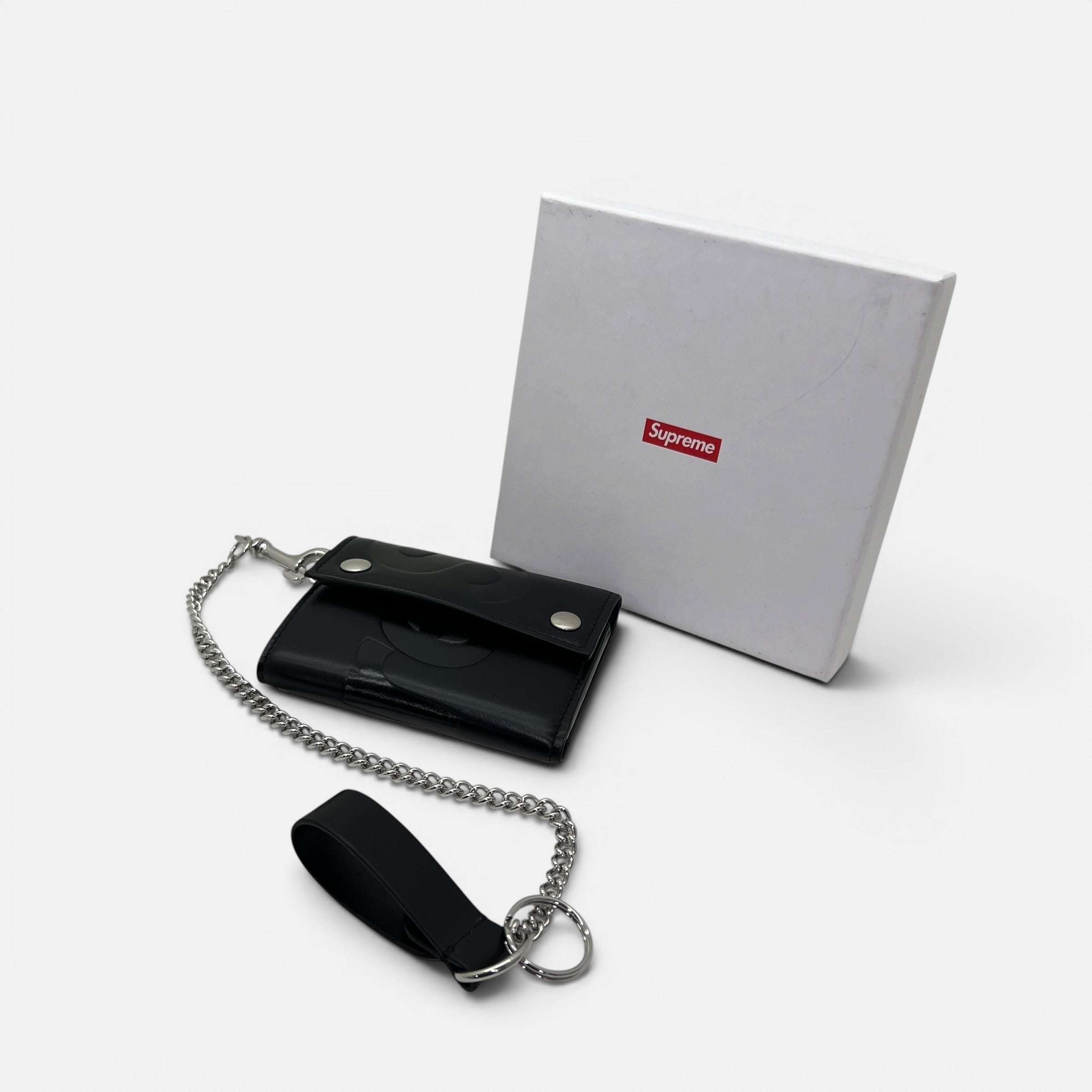 Portafoglio in pelle con catena