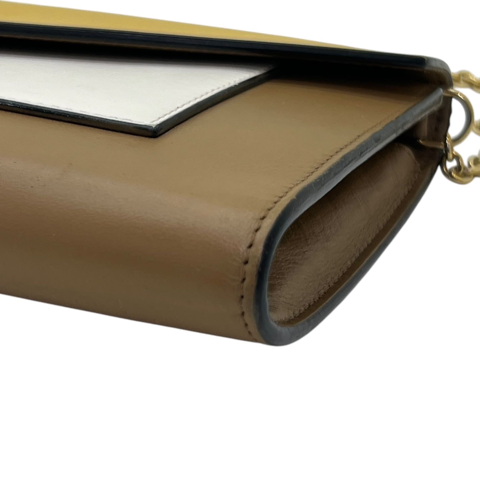 Portafoglio con catena in pelle