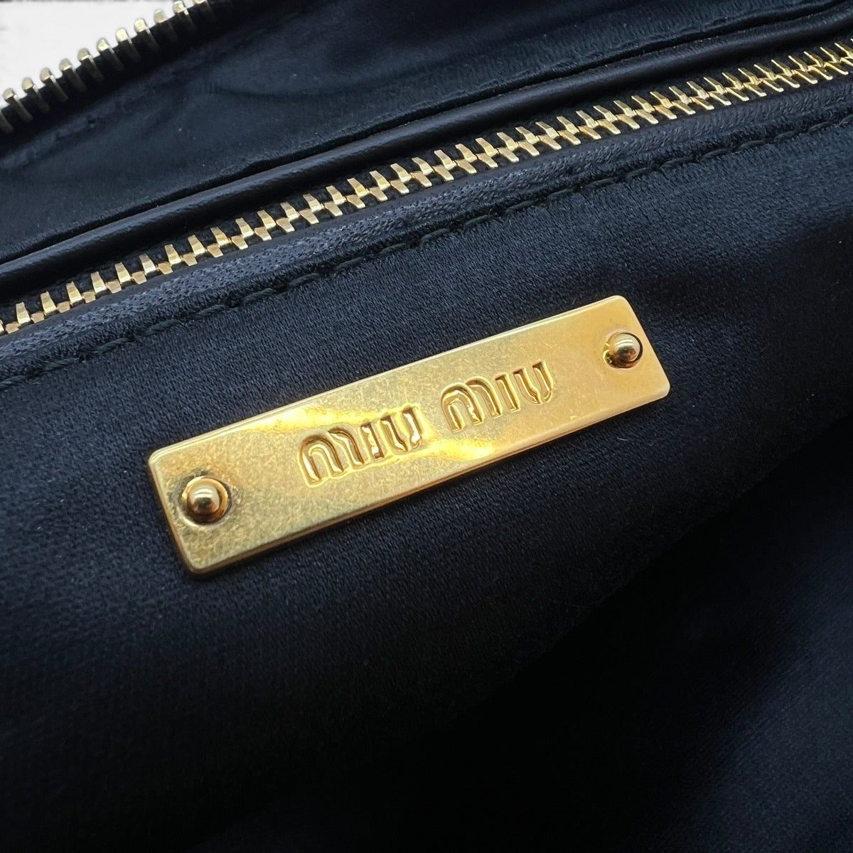Pochette in pelle con borchie