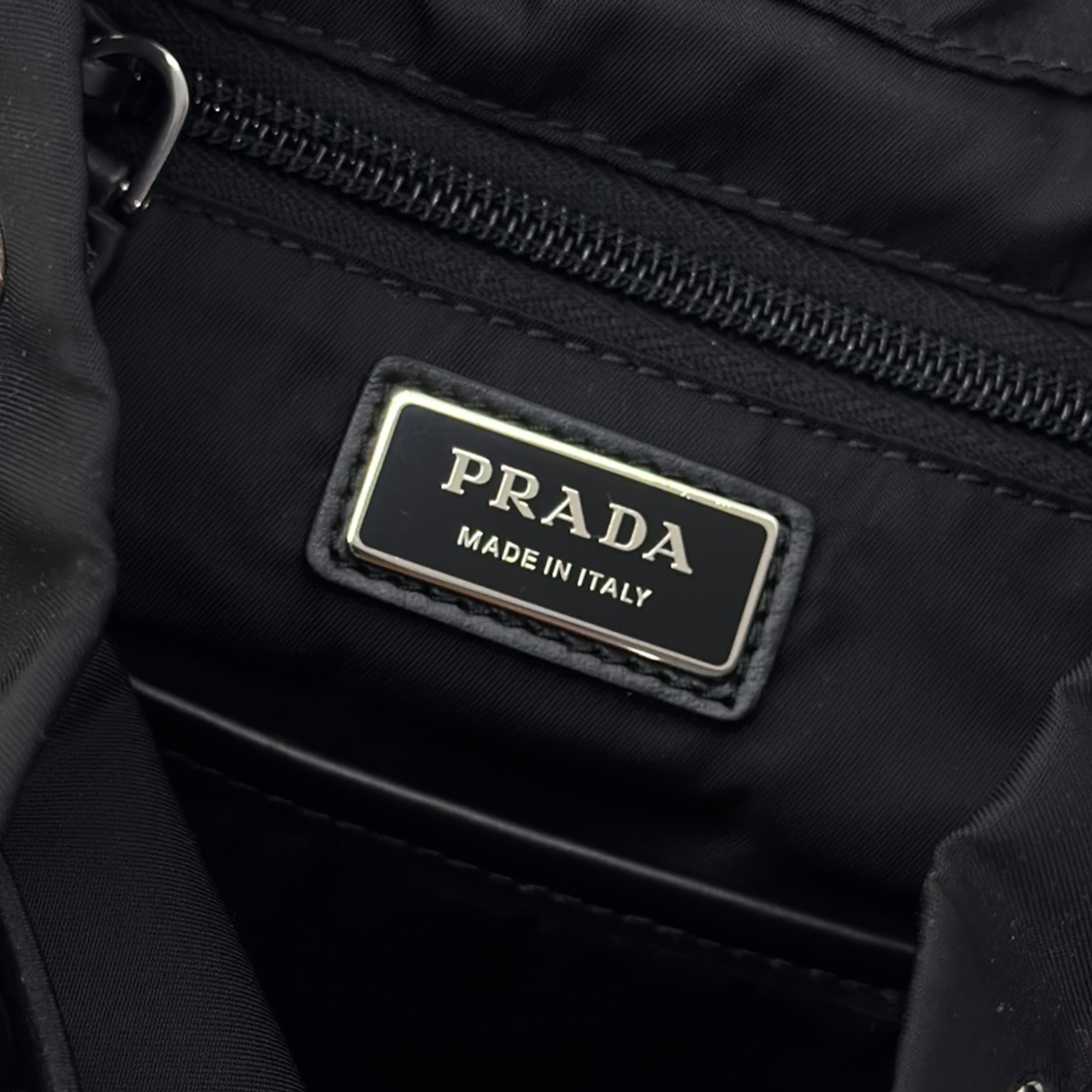 Zaino monospalla in Re-Nylon e pelle spazzolata