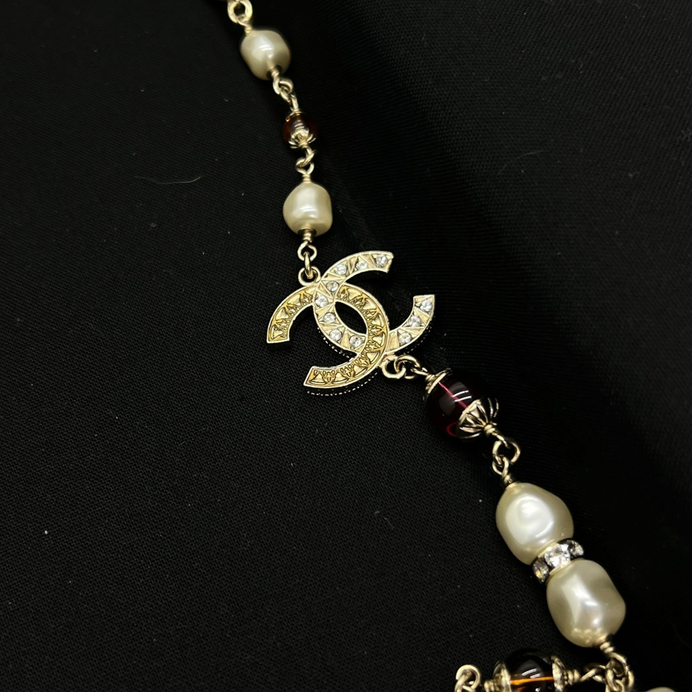 Collana lunga con perle