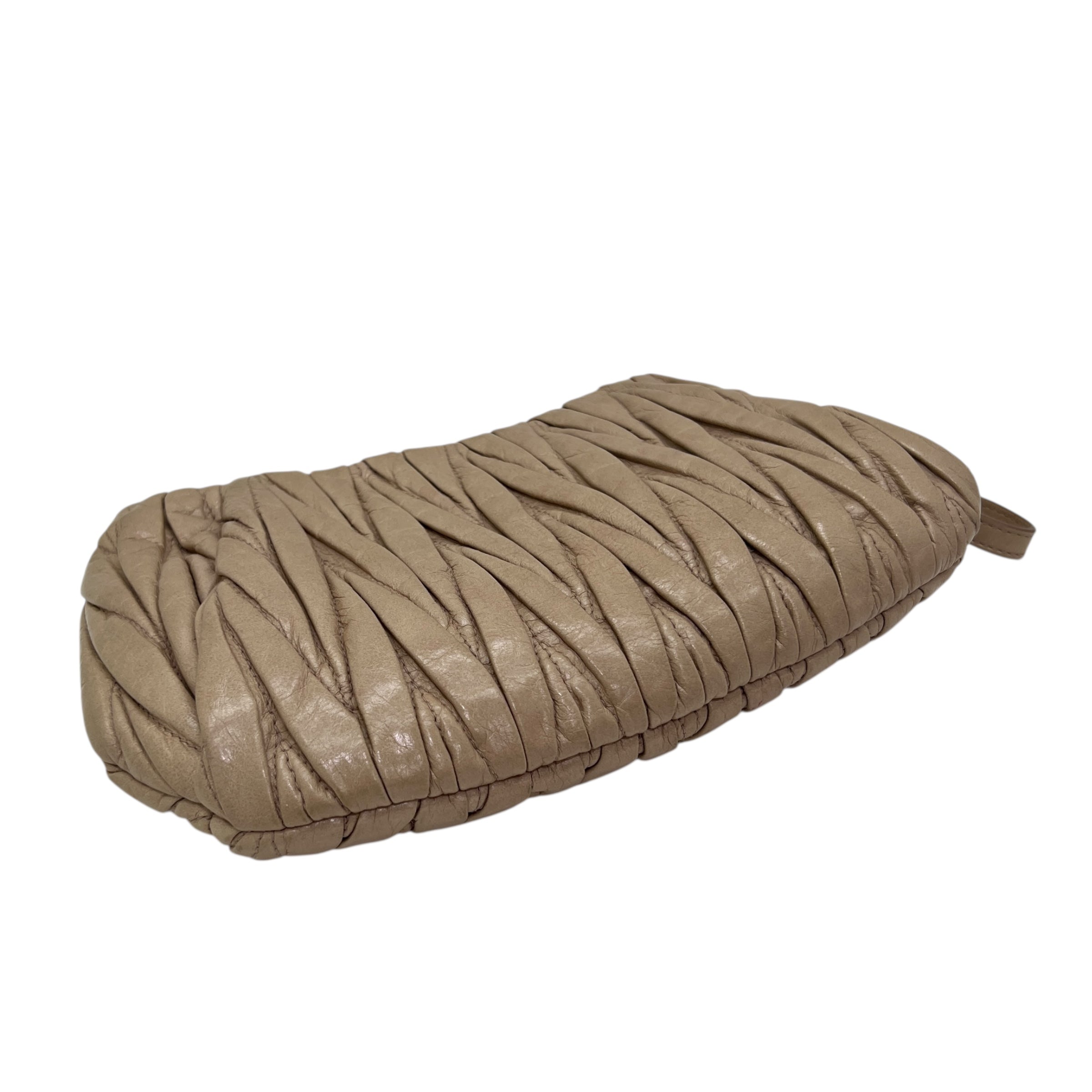 Pochette in pelle goffrata