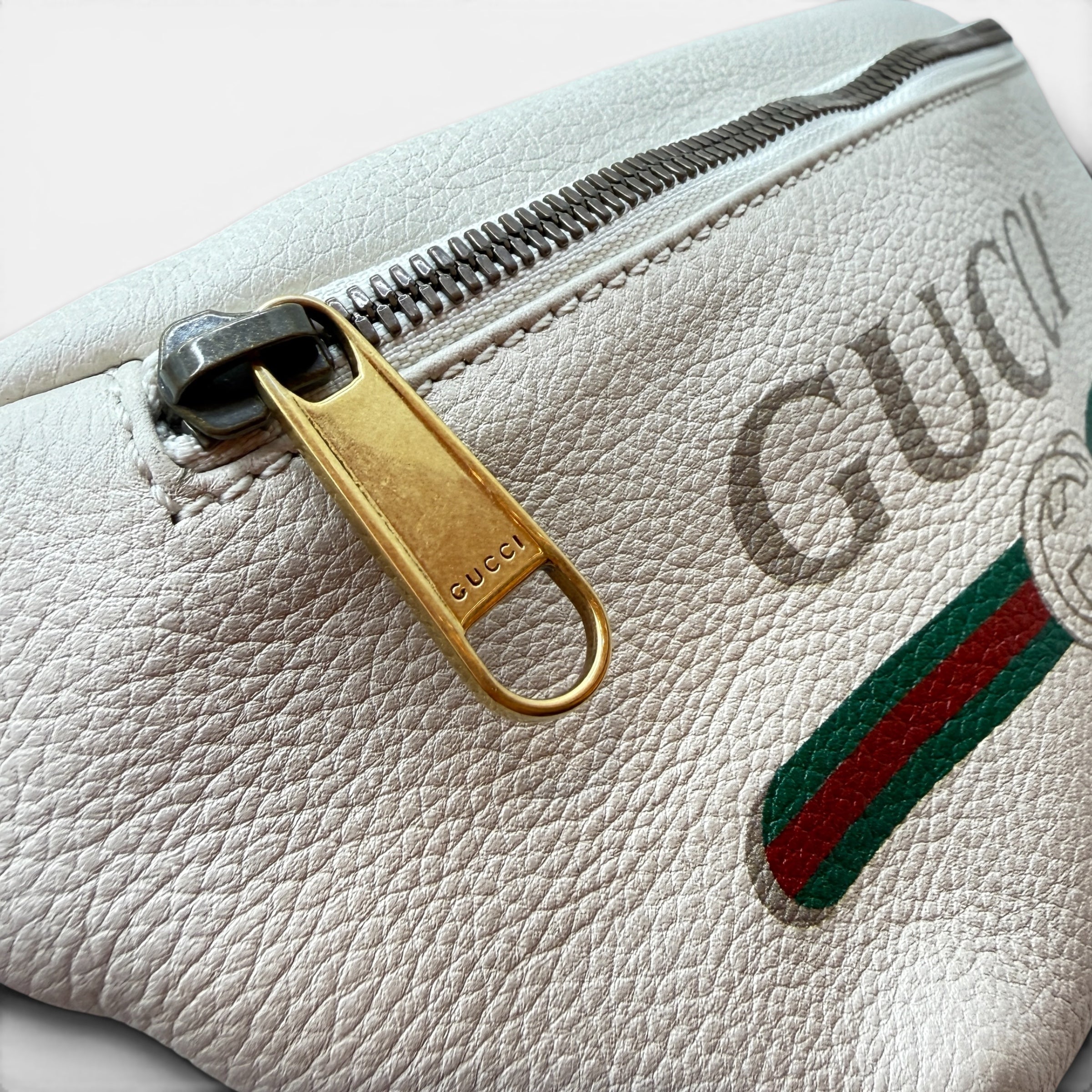 Marsupio in pelle bianca con logo vintage