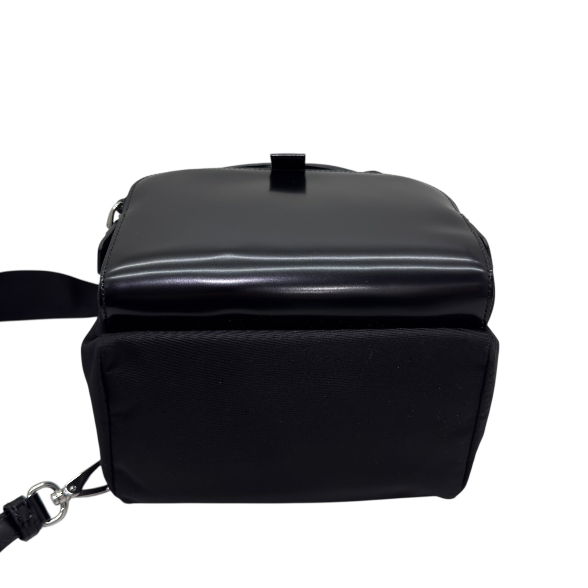 Zaino monospalla in Re-Nylon e pelle spazzolata