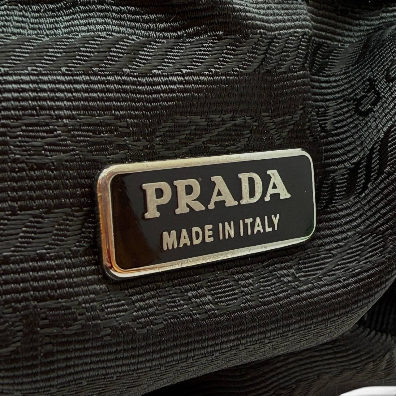 Borsa a secchiello in Re-Nylon
