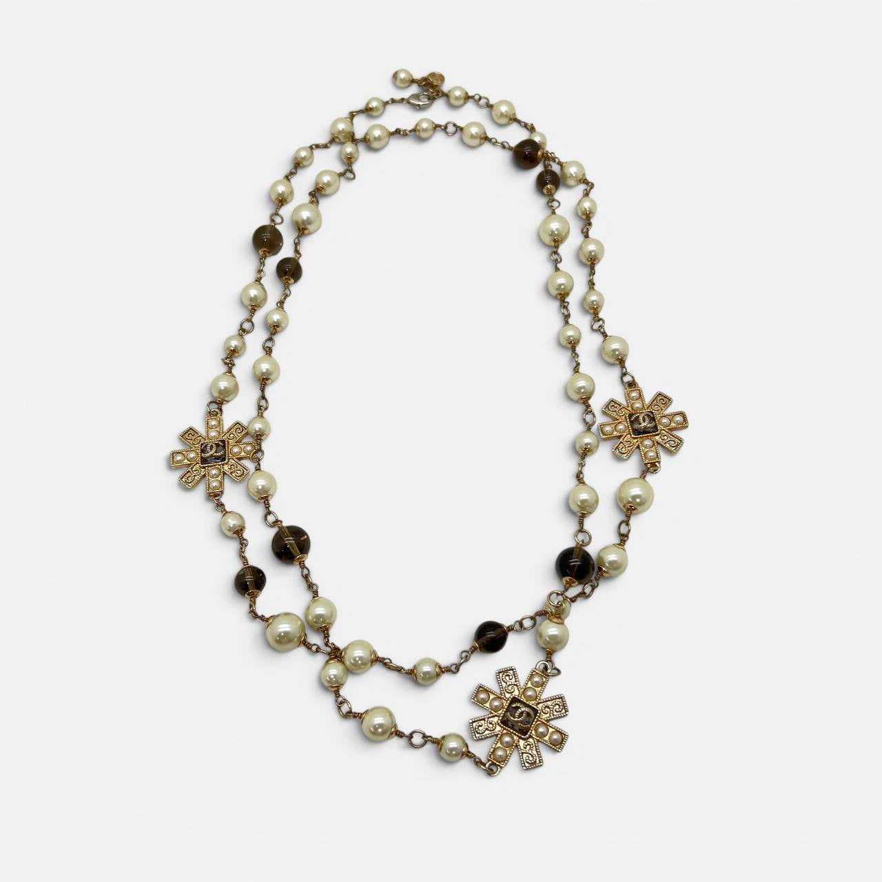 Collana con croce maltese e perle