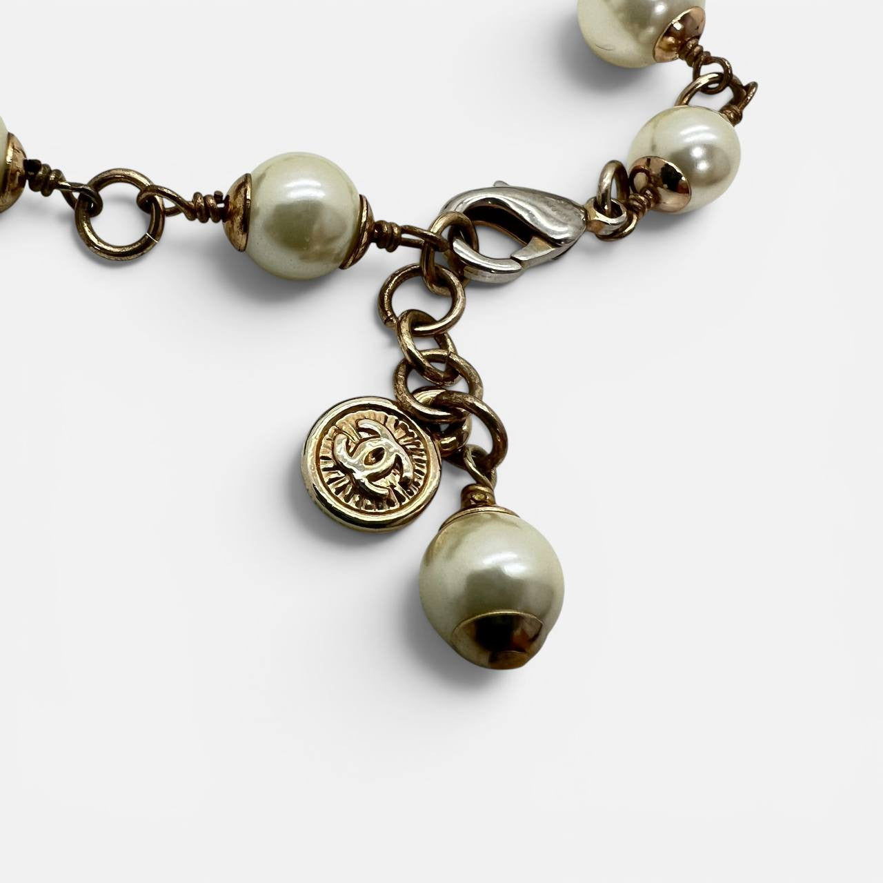 Collana con croce maltese e perle