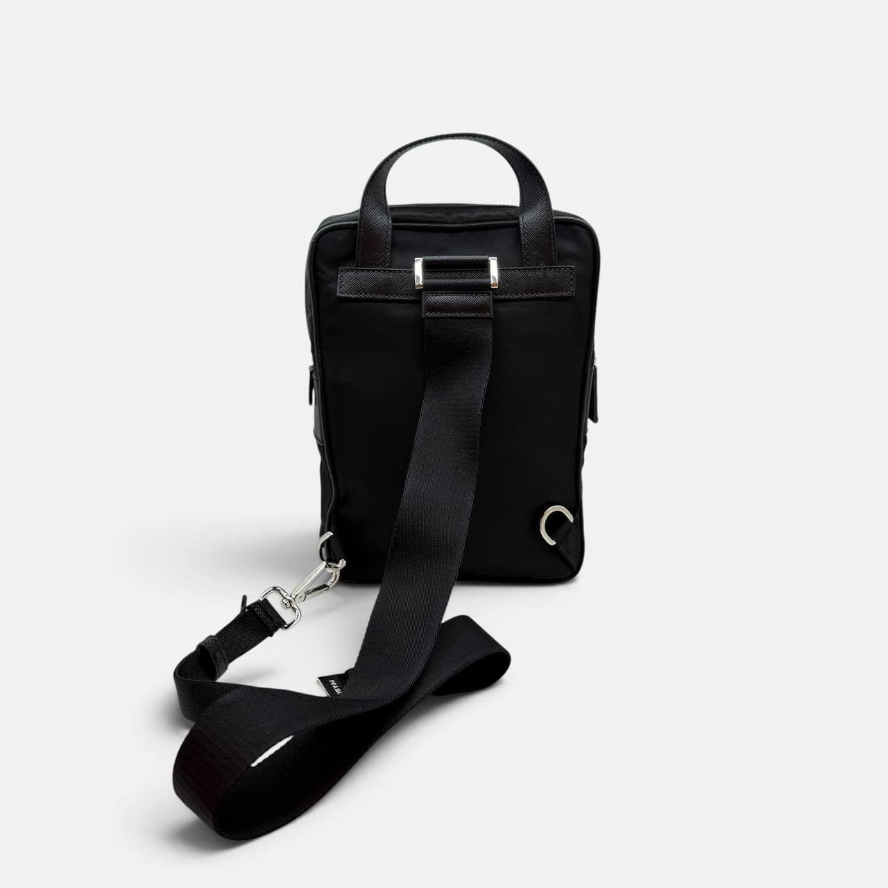 Zaino monospalla in nylon e saffiano