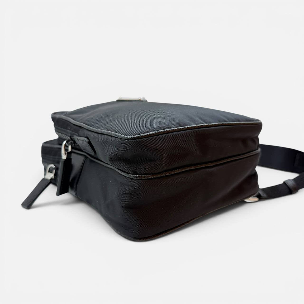 Zaino monospalla in nylon e saffiano