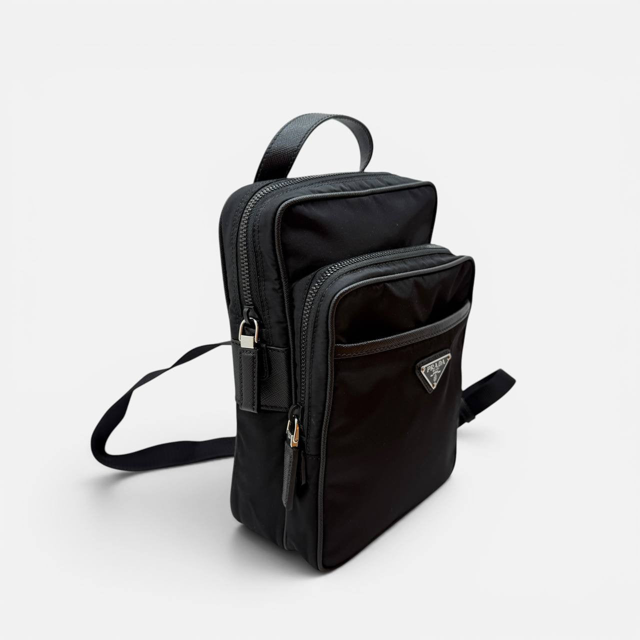 Zaino monospalla in nylon e saffiano