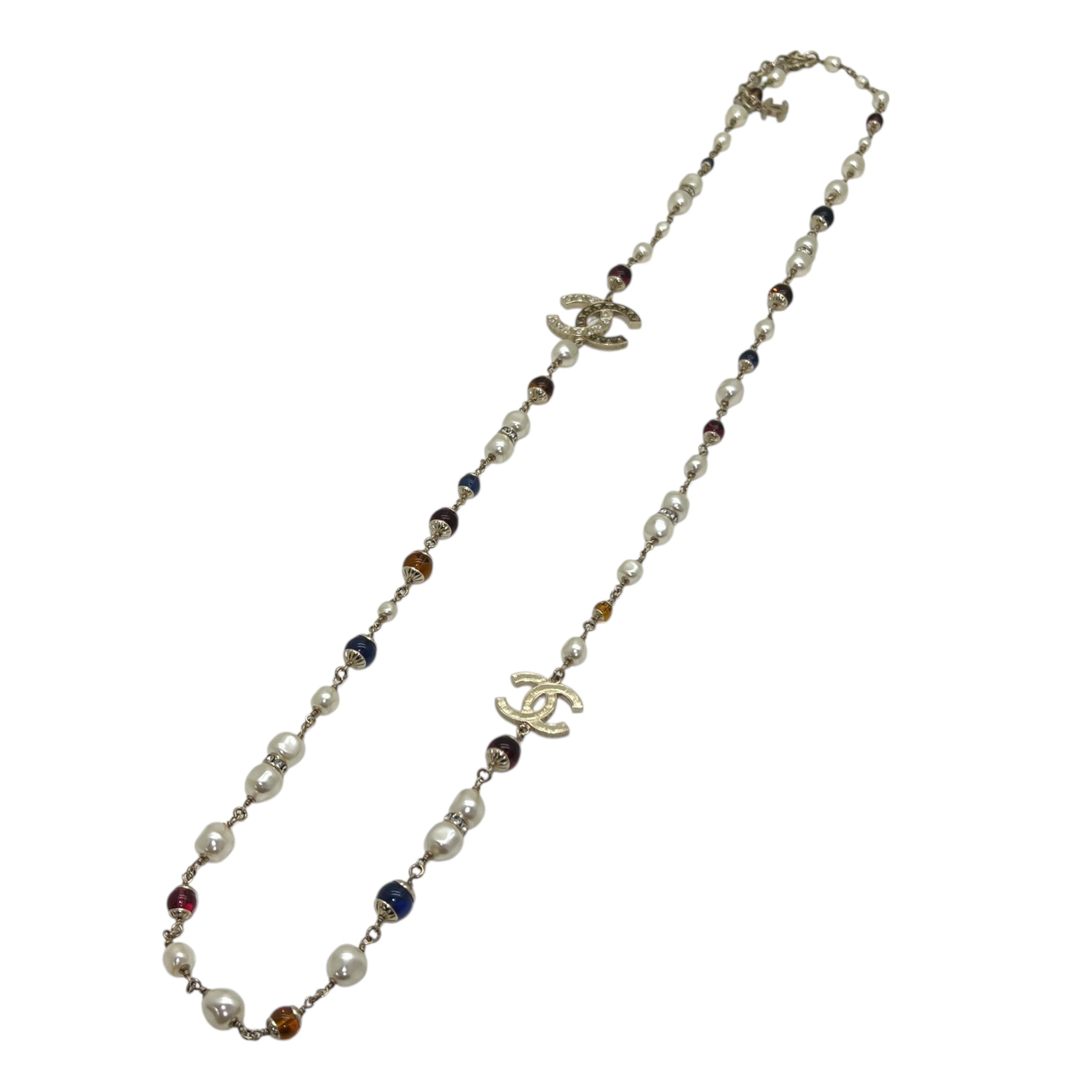 Collana lunga con perle