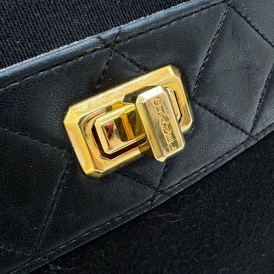 CHANEL VINTAGE SHOULDER BAG