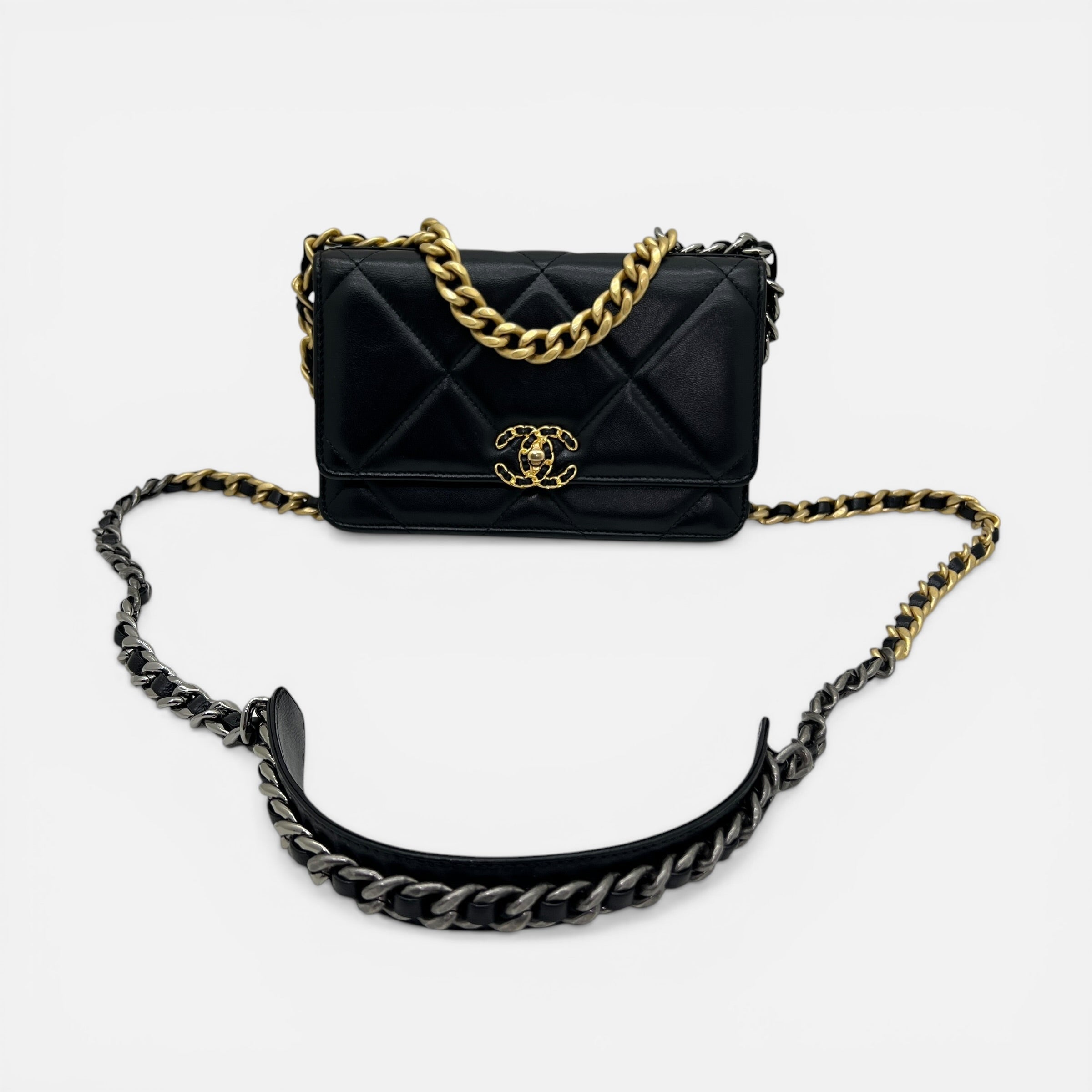 Portafoglio Chanel 19 con catena