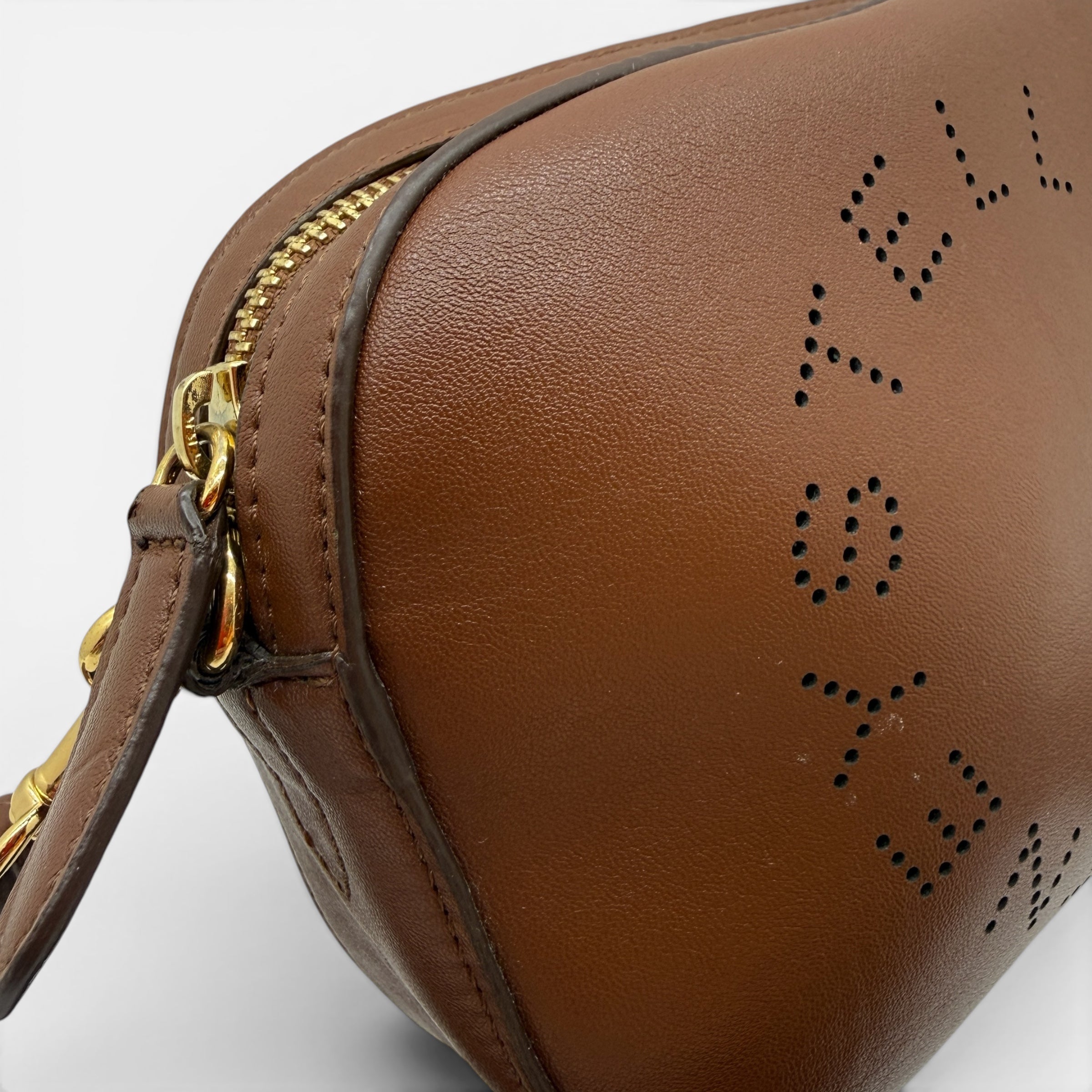 Borsa camera bag con logo traforato