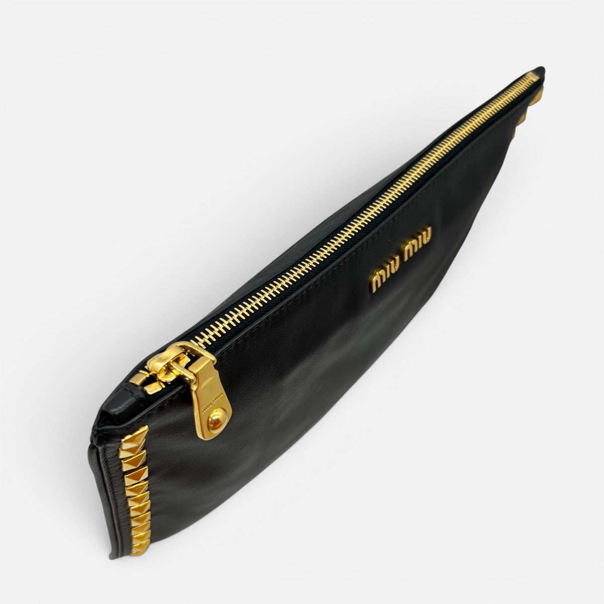 Pochette in pelle con borchie