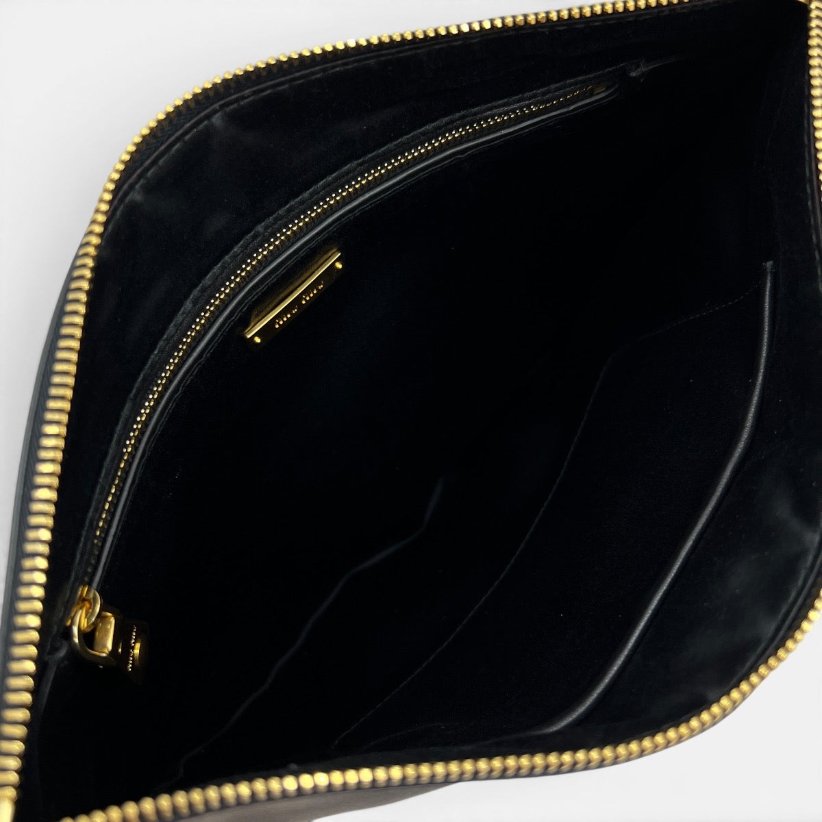 Pochette in pelle con borchie