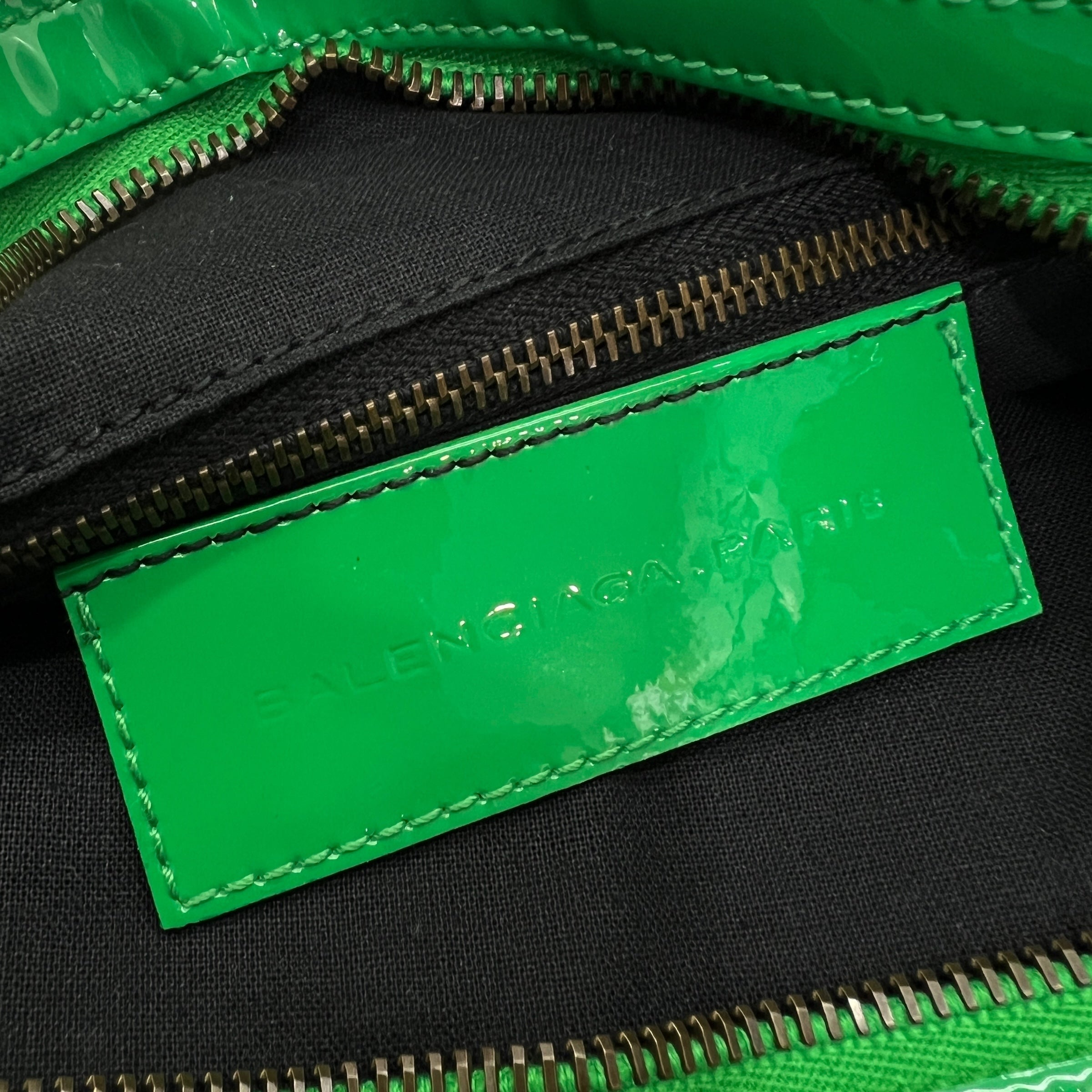 Balenciaga City in vernis verde