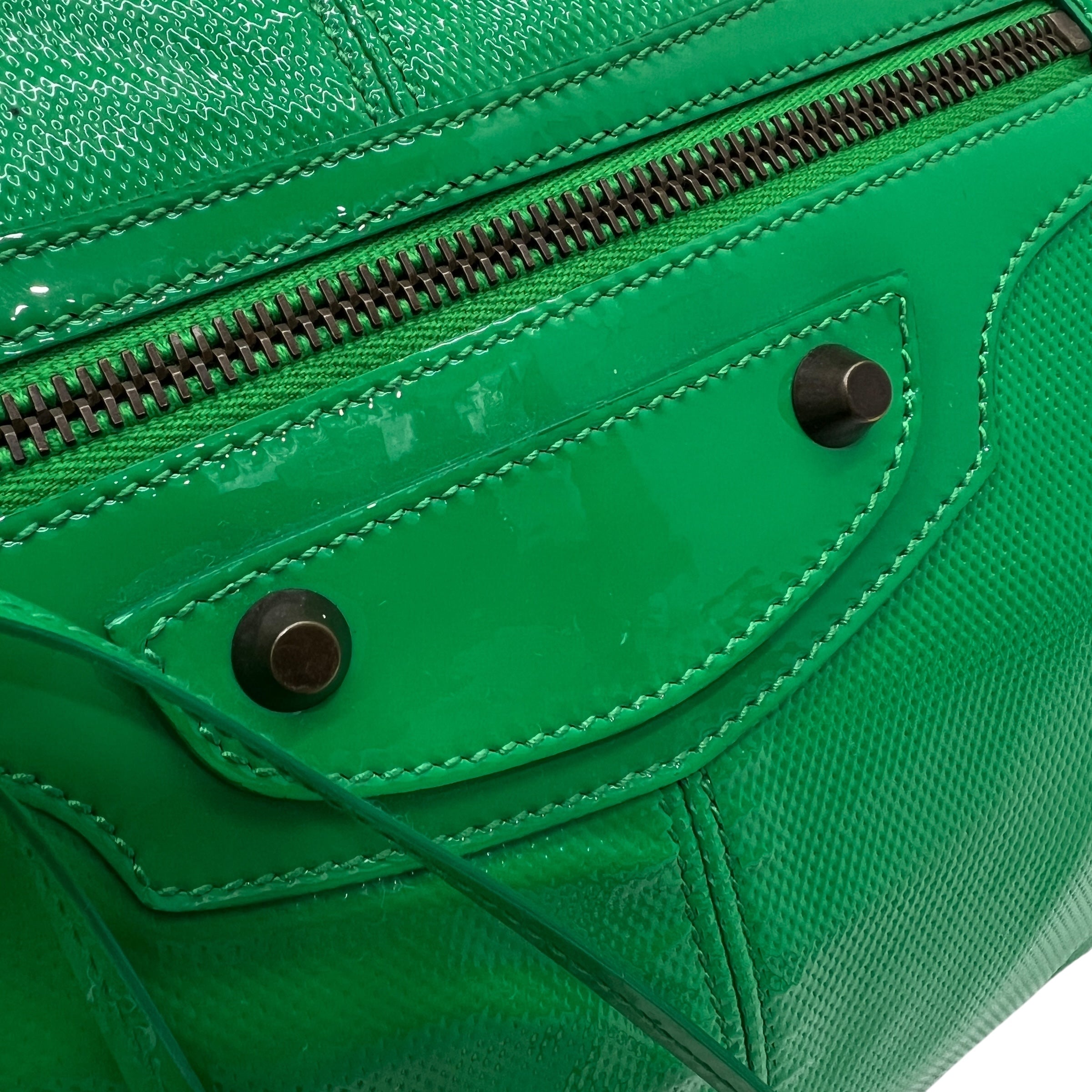 Balenciaga City in vernis verde