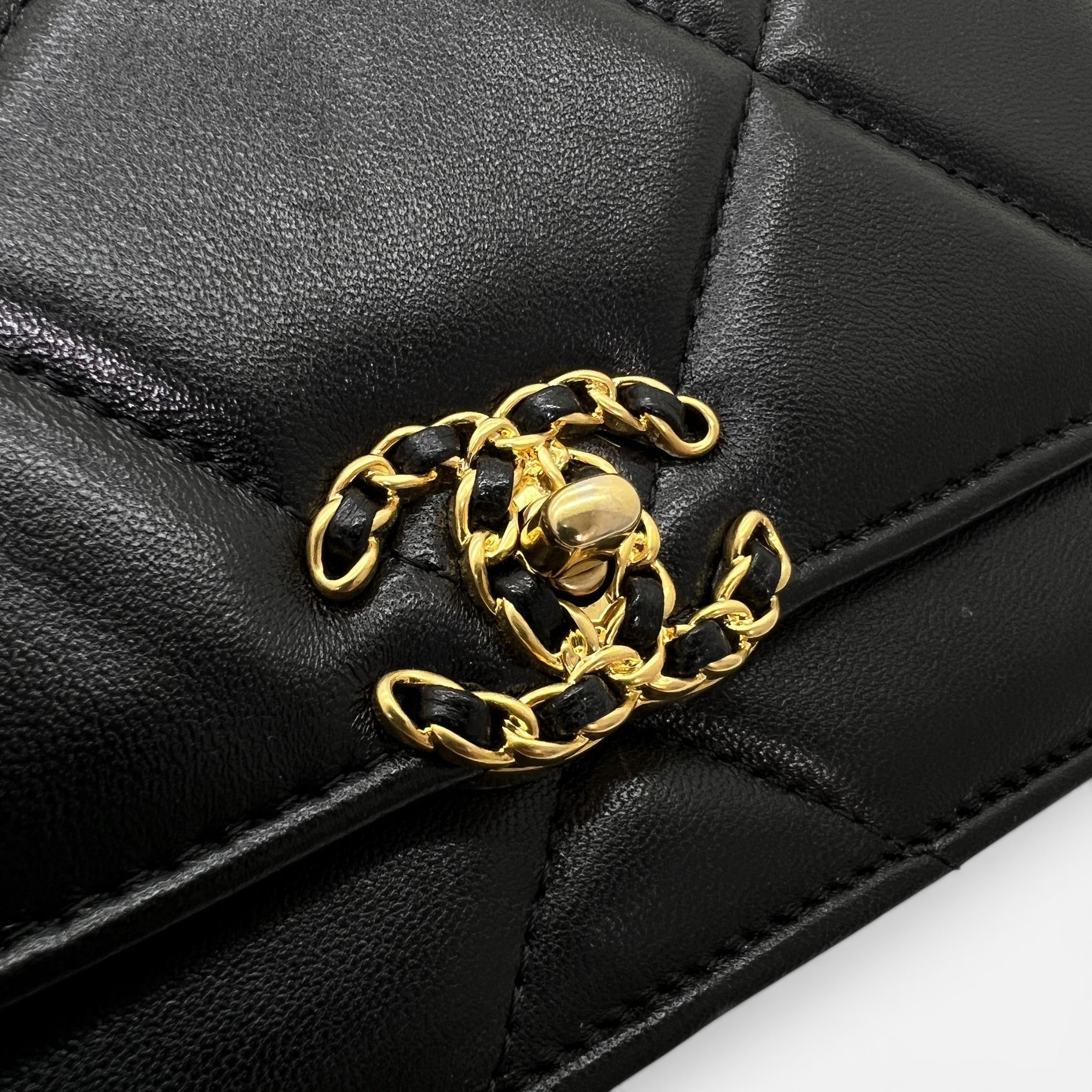 Portafoglio Chanel 19 con catena