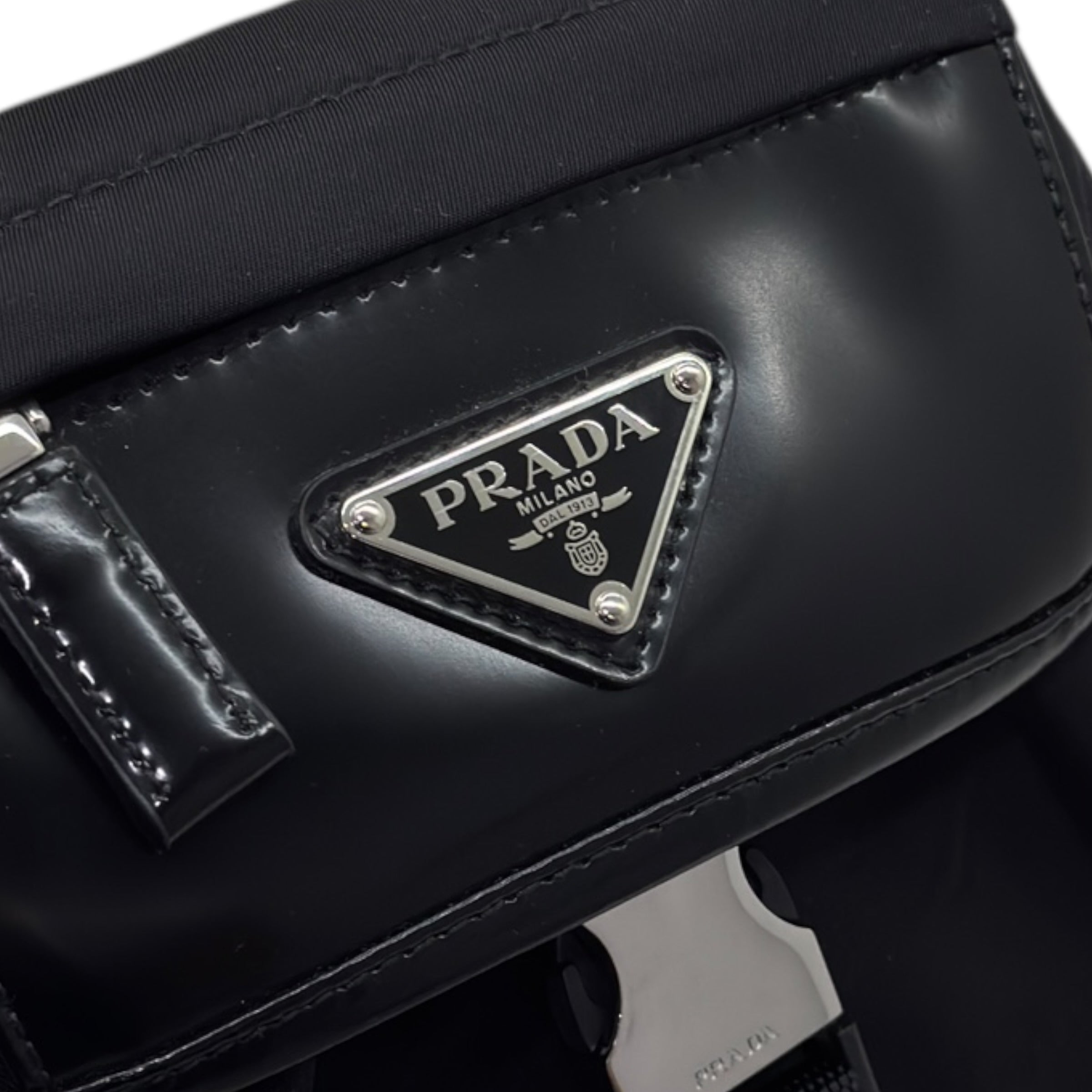 Zaino monospalla in Re-Nylon e pelle spazzolata