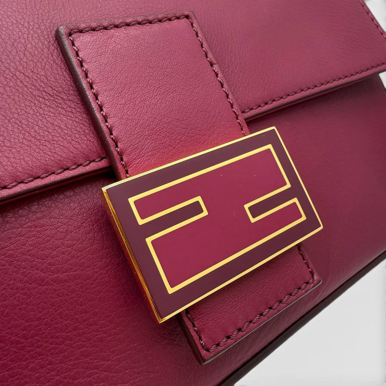 Baguette in pelle magenta