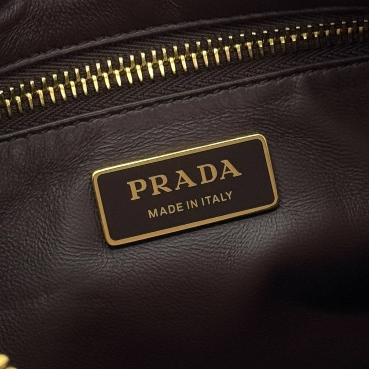 Borsa a spalla Prada Aimée medium in pelle scamosciata