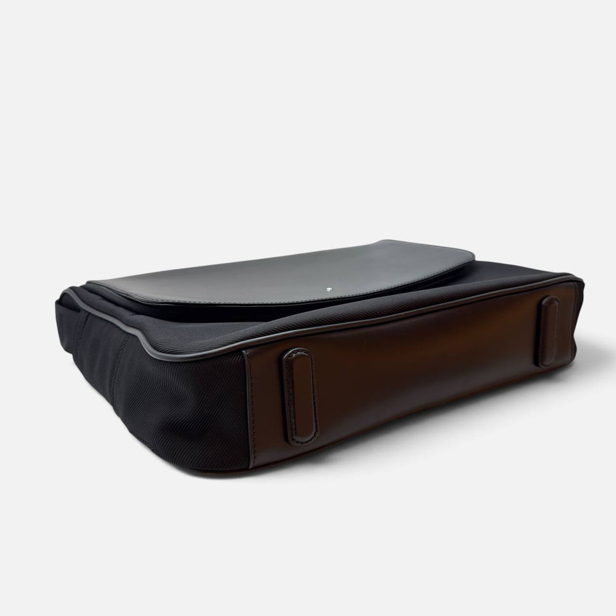 Borsa Messenger media NightFlight