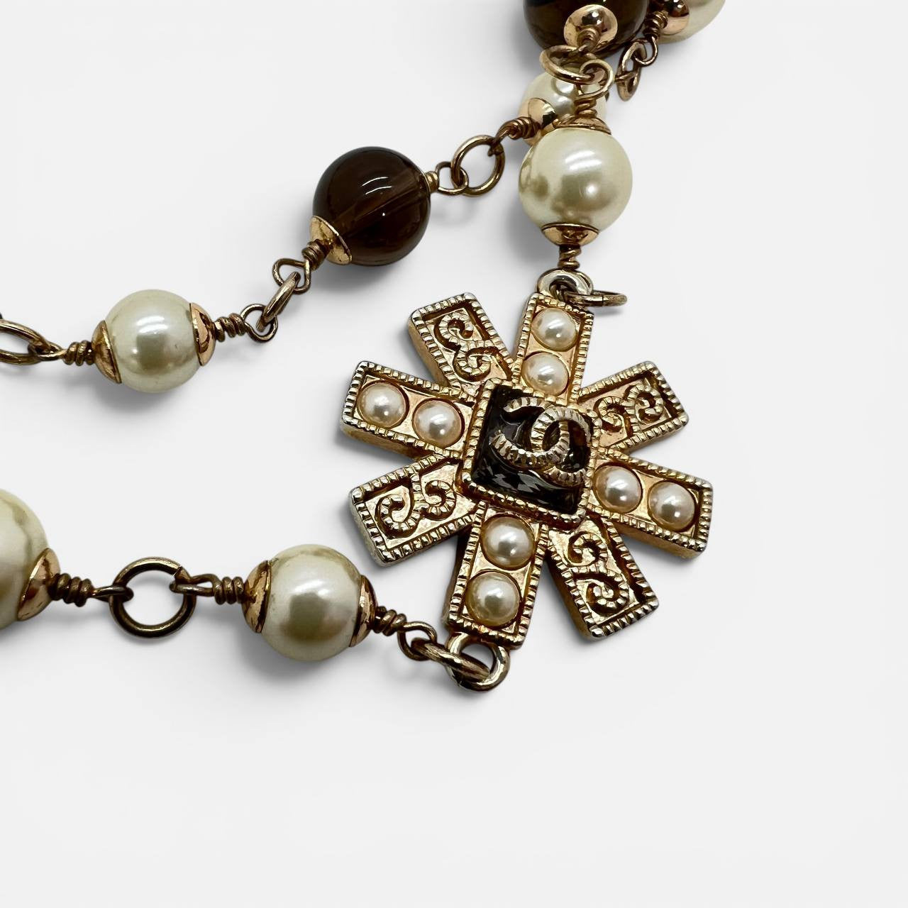Collana con croce maltese e perle