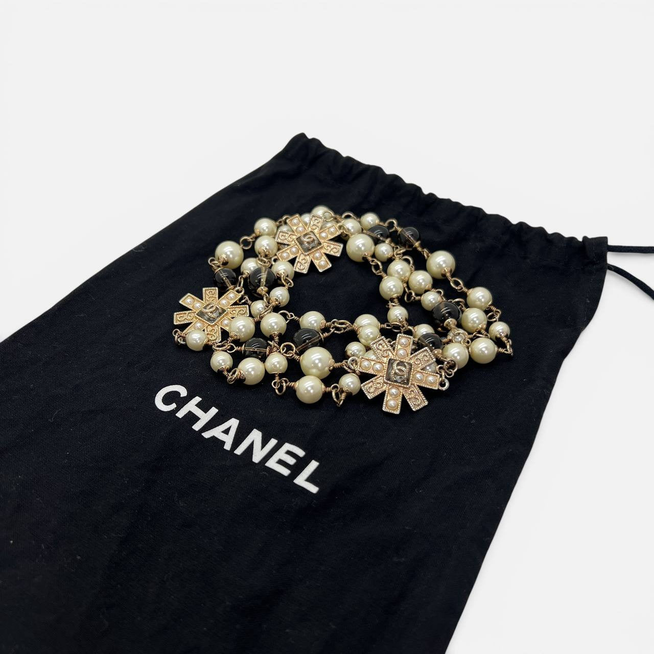 Collana con croce maltese e perle