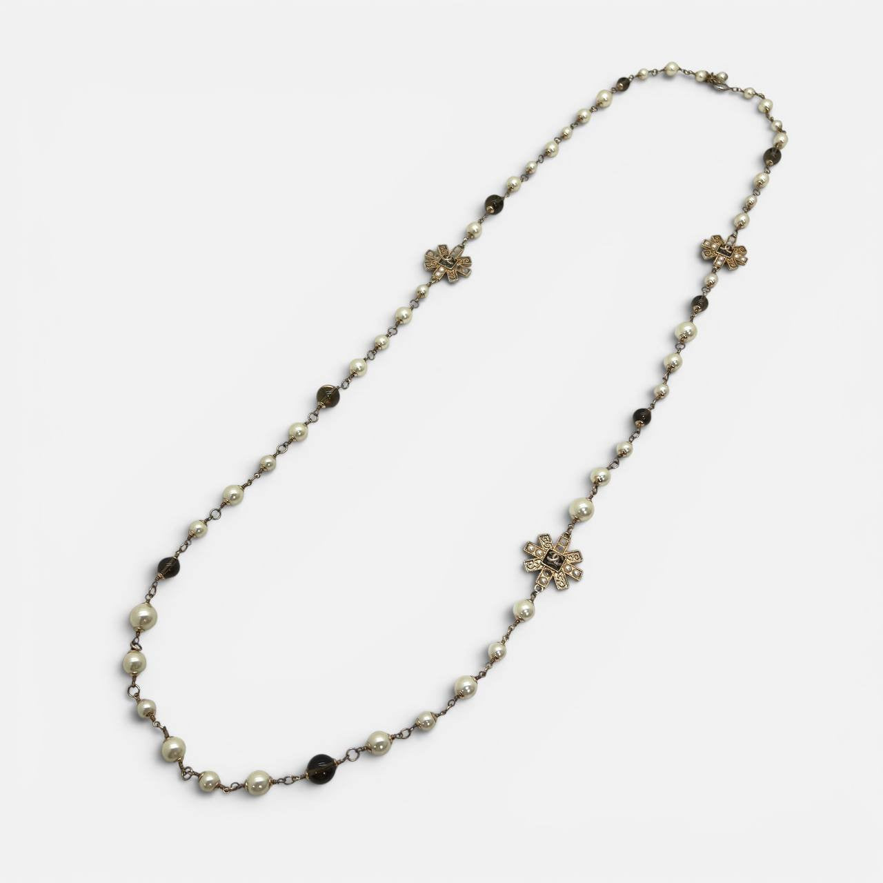 Collana con croce maltese e perle