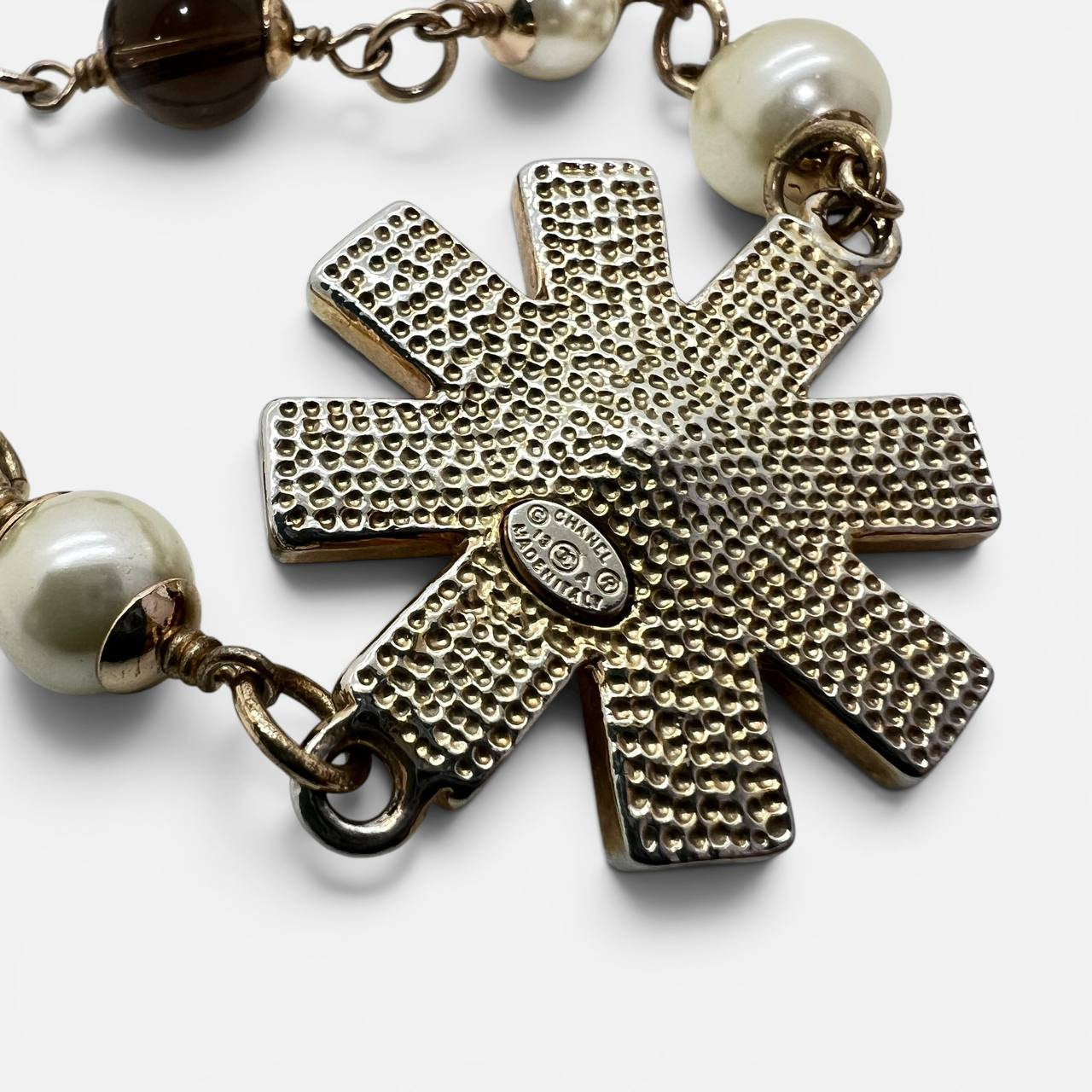 Collana con croce maltese e perle