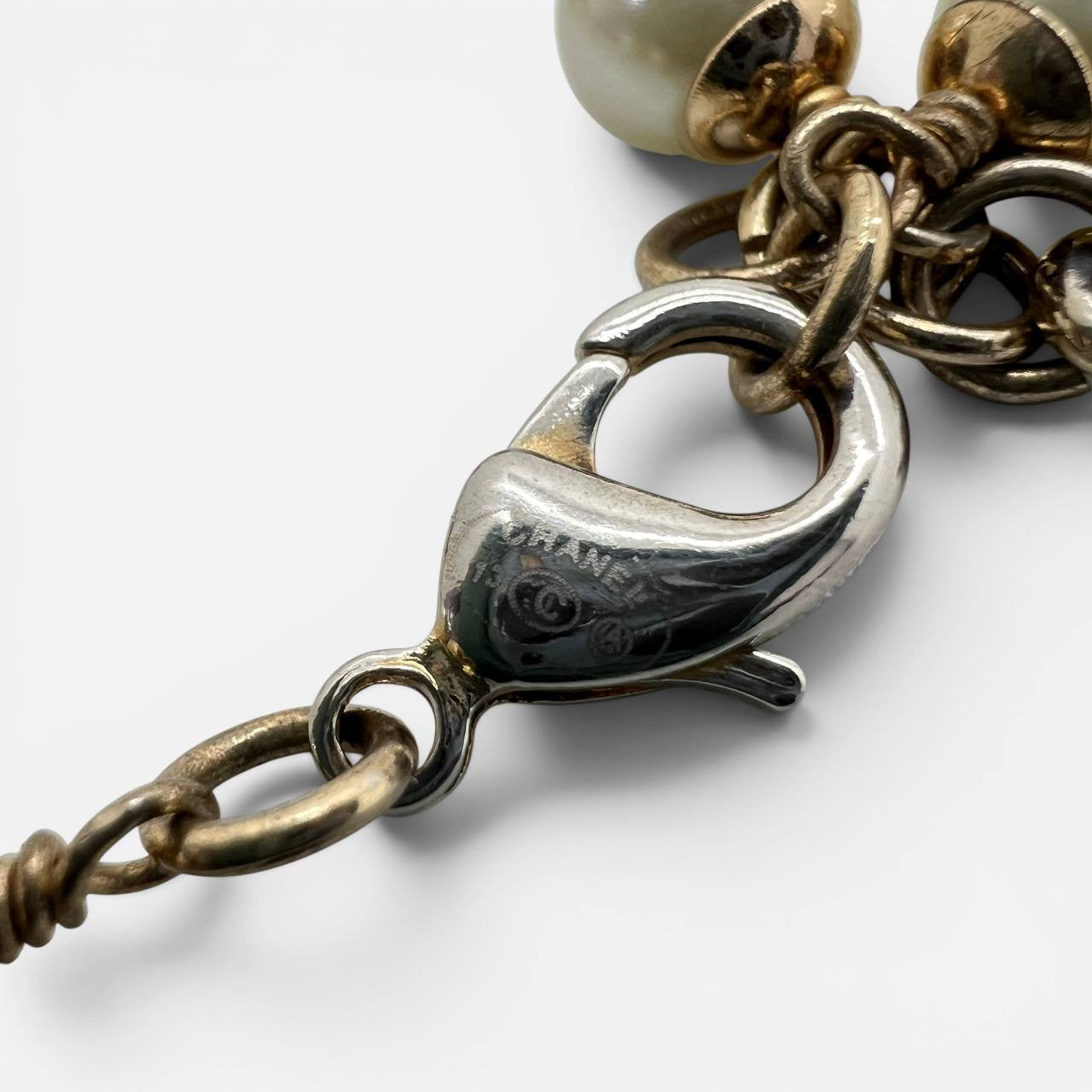 Collana con croce maltese e perle