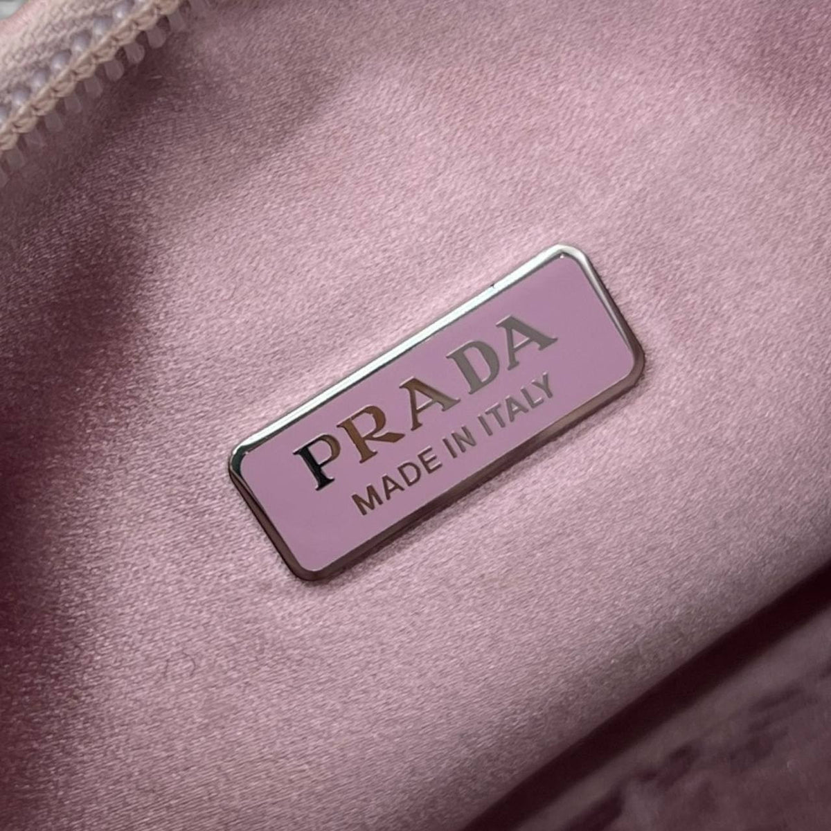 Mini broda Prada Re-Edition 2000 in Re-Nylon con cristalli