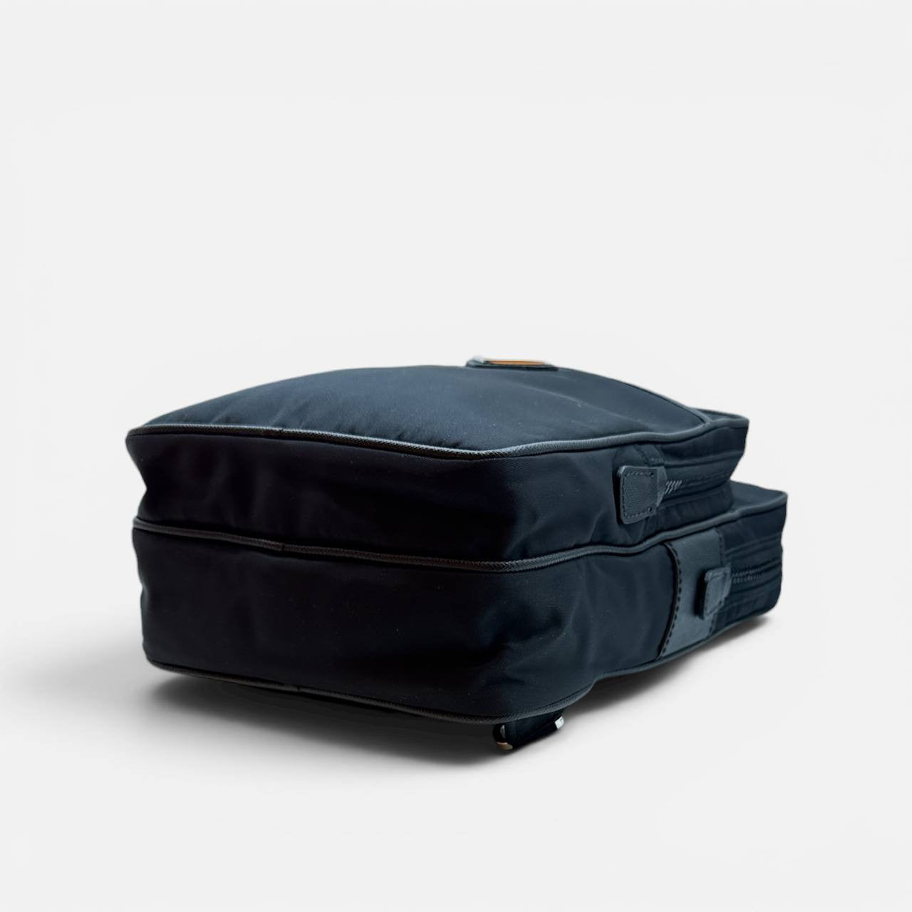 Zaino monospalla in nylon e saffiano